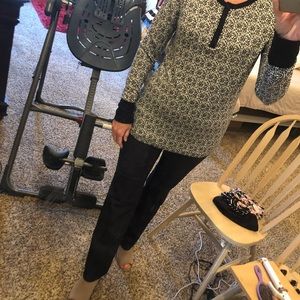 Women’s stretchy B/W shirt. Size M. DeCollection